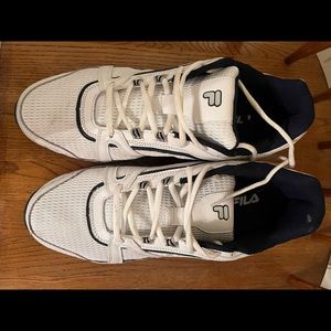 Great bargain 2pairs of sneakers for 25$